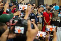 Polisi memberikan kesempatan biacara bagi tersangka kasus penyekapan dan penganiayaan berat Taufik Hidayat (kedua kanan) saat konferensi pers di Mapolda Jabar, Bandung, Jawa Barat, Jumat (26/6/2026). 