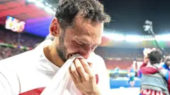 لاعب كرة القدم التركي هاكان تشالهان أوغلو يبكي بعد الهزيمة في ربع نهائي بطولة كأس الأمم الأوروبية 2024 بين هولندا وتركيا في برلين بألمانيا.

