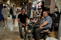 Dos hombres sentados en un bazar de Sarajevo.