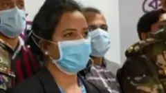 নার্স রুনু ভেরোনিকা কস্তা (কালো কোট পরা)