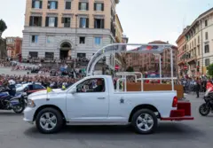 Papamóvel com caixão do papa Francisco