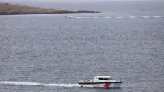 Denizde iki farklı yöne ilerleyen sahil güvenlik gemileri