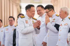 อนุทิน พูดคุยกับ รมต. ในระหว่างร่วมงานสำคัญที่ทำเนียบรัฐบาล 12 ธ.ค. ซึ่งเป็นวันที่ พ.ร.ฎ.ยุบสภา มีผลบังคับใช้