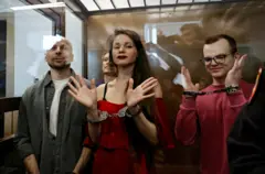 Antonina Favorskaya, Konstantin Gabov, Sergey Karelin e Artyom Kriger aparecem algemados no banco dos réus durante o julgamento