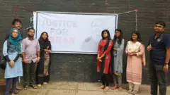 আবরার হত্যার বিচারের দাবিতে জড়ো হওয়া শিক্ষার্থীরা।