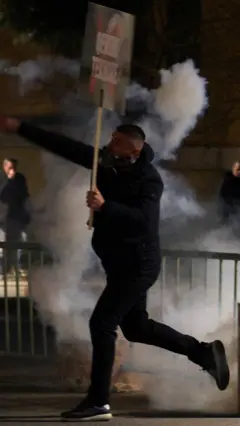 Demonstranti su na protestu u Tirani gađali zgradu premijera vatrometima i Molotovljevim koktelima, a policija je uzvratila vodenim topom.