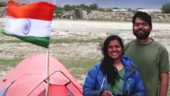 టూరిస్టులు కథనం