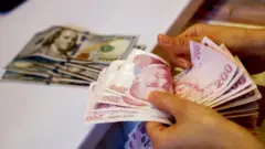Dolar/TL kurundaki yükseliş bugün de sürüyor. Kurda günlük yükseliş yüzde 1'e ulaştı. TL'de en son yaşanan bu değer kaybı, yurt içinde yaşanan gelişmelerden ziyade doların değer kazanmasından kaynaklanmakta. Ancak Türkiye ekonomisi kur oynaklıklarına karşı diğer ülkeler kıyasla daha kırılgan bir durumda.