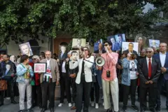 وقفة احتجاجية لأهالي المتهمين وناشطين سياسيين وحقوقيين رفضا للمحاكمة.