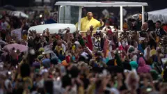 Papa Francisco passando por multidão em Manila
