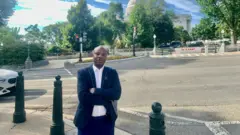 Dokita Yves Kaduli, ẹni ọdun mejidinlogoji to n ṣ'atipo l'America ree niwaju ile ijọba orilẹede naa.( White House).