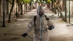 عامل تنظيف محلي يطهر أجزاء من مدينة برشلونة