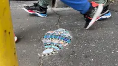 francuski umetnik mozaicima ukrašava rupe na ulicama Beograda