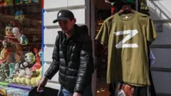 حرف Z بعنوان نماد "عملیات نظامی ویژه" روسیه در اوکراین در سراسر مسکو دیده می شود