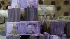كومة من الأوراق النقدية السورية