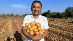 جیتیش پاتل با یک بغل سیب زمینی