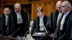 Joan Donoghue avec d'autres juges à la Cour internationale de justice