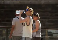 Uma pessoa bebendo ȧgua