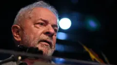 Lula olhando para o lado em cena noturna
