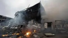 Киевга қилинган Россия ҳужумлари натижасида ўнлаб одамлар яраланди.