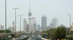 تسير المركبات على طريق سريع في العاصمة الكويتية مدينة الكويت في 31 مايو 2020