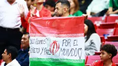 навијач ирана са иранском заставом