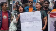 बालिका बलात्कारको विषयमा न्याय माग्दै सडकमा विरोध