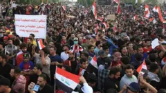 آلاف العراقيين يكسرون حظر تجول أعلنته السلطات في بغداد