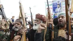 Un grupo de rebeldes hutíes armados en una protesta en contra de Israel y en respaldo a Irán.