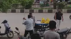 பாஜக முன்னாள் கவுன்சிலரின் சகோதரர் ஒருவர் வாழைப்பழங்கள் விற்கும் மாணவர் ஒருவரை அற்ப விஷயத்துக்காக, கடுமையாக தாக்கிய வீடியோ சமூக வலைதளங்களில் வெளியாகி, வைரலாகி வருகிறது.