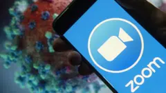 Koronavirüs ilüstrasyonu önünde zoom uygulaması olan cep telefonu görüntüsü