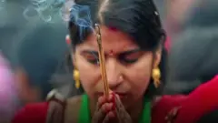 వెలిగించిన అగరుబత్తిలతో హిందూ యువతి