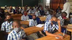 Aha ishuri ririmo abanyeshuri 46, bavuga ko bisa n'ibitazashoboka kwicaza abana bose gutya imyaka yose niba yatangiye