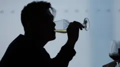 一名男士在喝葡萄酒（資料圖片）