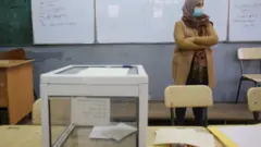 موظفة انتخابات داخل مركز اقتراع