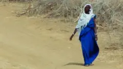 ఎండలో నడుస్తున్న మహిళ