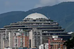 Vista del Helicoide entre edificios.