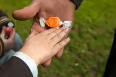 শিশুকে চকলেট দিচ্ছেন একজন