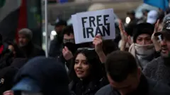 Участники лондонской демонстрации в поддержку протестов в Иране