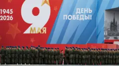 Российские военные на Красной площади на фоне надписи 9 мая — День Победы