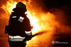 рятувальник гасить пожежу