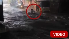 ஹைதராபாத்தில் மழைநீரில் அடித்துச்செல்லப்பட்ட இளைஞர்கள்- மீட்கப்பட்டது எப்படி?