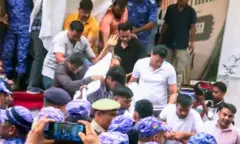 शनिवार को दिल्ली पुलिस ने कड़ी सुरक्षा के बीच सोनम वांगचुक को जंतर-मंतर से हटाकर सफ़दरजंग अस्पताल में भर्ती करा दिया
