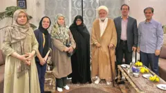 مهدی کروبی و همسرش در کنار فرزندان میرحسین موسوی و زهرا رهنورد
