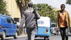 gaheessa meeshaa waraanaa hidhatee magaalaa keessa deemu