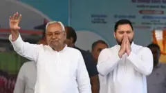 நிதீஷ் குமாருடன் தேஜஸ்வி யாதவ் (கோப்புப் படம்)