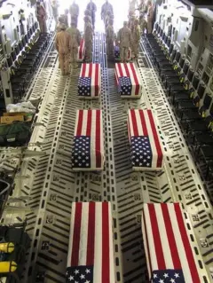 Caixões com as bandeiras dos Estados Unidos