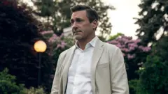 Jon Hamm em cena de 'Seus Amigos e Vizinhos'