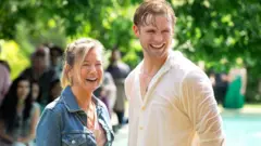 Renée Zellweger e Leo Woodall em cena do novo filme