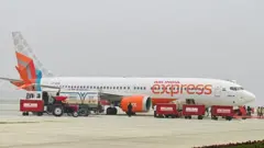 लँडिंग गिअरमध्ये अडचण आल्याने विमानाने लँडिंगपूर्वी इंधन संपवण्यासाठी आकाशात अनेक फेऱ्या मारल्या.